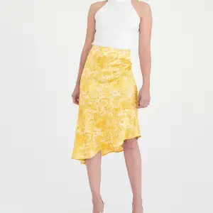Gul mönstrad kjol från Gina Tricot i storlek 38. Sparsamt använd så därmed i fint begagnat skick. Kjolen är mer gul i verklighet än på bild. Stängs i bak med dragkedja och en liten hake. Första bilden är inte min:)