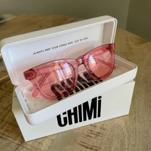 Chimi - ! LÅNADE BILDER ! säljer mina chimis i färgen guava och storleken #007 ❤️ aldrig använda endast testade då jag inte passade i färgen ❤️väldigt fint skick❤️tar gärna emot byten❤️kp för egna bilder 😍💋💋 nypris 1250kr säljer för 750kr kom   på me olika priser 💥❤️