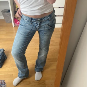 Lågmidjade lee jeans  - Så himla fina lee jeans, lågmidjade o perfekt färg till våren!! Midja 38, innerben 72. Passar bra på mig som är 161. 300kr + 69kr frakt!