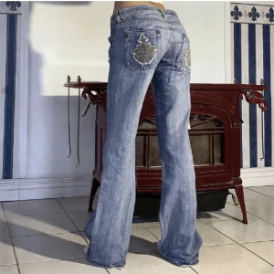 Lågmidjade jeans  - Så fina lågmidjade jeans köpta här på plick🥰🥰midja 86, innerben 82 