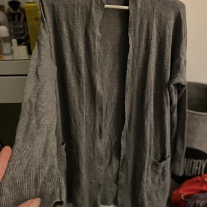 Grå kofta  - Grå ganska lång kofta (använd några gånger) i jättefint skick och superskön. Köpt i London, strl Xs men passar upp till M/L. Från primark. 40kr+frakt 