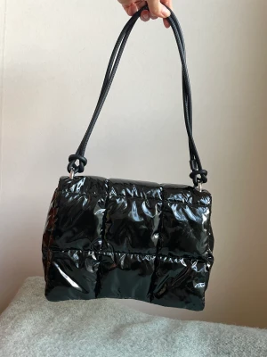Vadderad lackväska  - En super cute vadderad lackväska från H&M. Lite STAND STUDIO-vibe. Var tvungen att nödköpa den i vintras och därför bara haft den 1 kväll. 