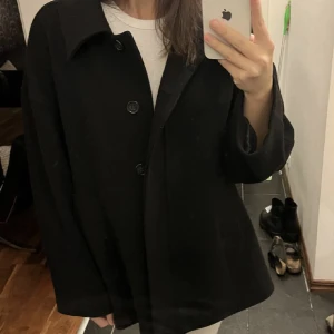 Svart kappa - Svart kort kappa från NA-KD💞💞💞💞super fin men rensar ut