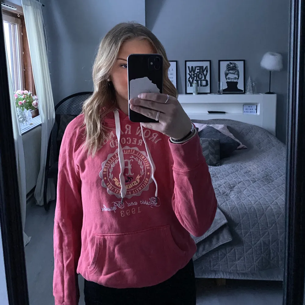 Säljer denna rosa hoodie då den inte används längre. Använd mycket men inte så sliten.. Hoodies.