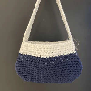 Virkad sommar väska - En virkad väska som är perfekt till sommaren, seglar vibez. Även reflex tråd i (går att klippa bort) 
