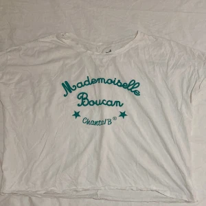 Fransk designer t-shirt, onesize  - Fransk designer t-shirt, one size fits all! Endast använd ett fåtal gånger och i mycket bra skick.