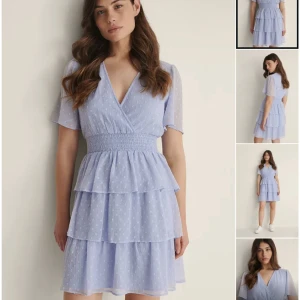 Nakd klänning  - Jättefin volangklänning från Nakd, passar perfekt nu till sommaren😇 Endast använd en gång och säljer pga kommer ej till användning!!💕 För fler bilder skriv privat