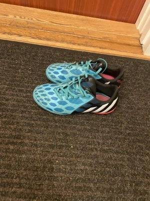 Adidas Fotbollskor för inomhus - Adidas fotbollsskor för inomhus de är jätte fina och i bra skick använt några gånger strl 36