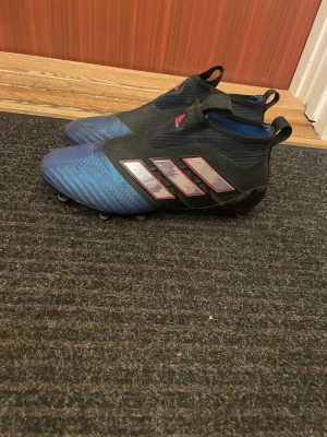 Adidas fotbollskor - Adidas pure controll pogbas fotbollsskor för konstgräs jätte fina o sköna bra fotbollsskor speciellt för mittfältare strl 42 o 2\3 blå svarta