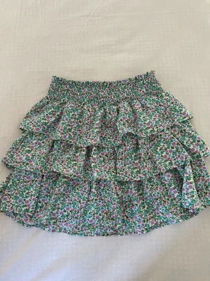 Kaylla kjol - Fin kjol endast använd 1 gång  Väldigt stretchig kjol är storlek s/m men  jag som har storlek S passar den perfekt på