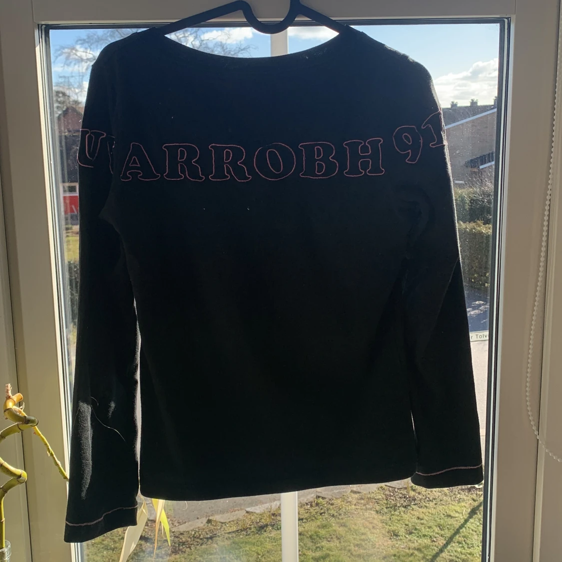 Svart långarmad med text - 90