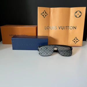 Louis Vuitton glasögon  - Dessa är ej äkta men det är riktigt bra kopior. Påse och boxar följs med. Dessa är nästan aldrig använda det har mest legat på rummet som inredning.