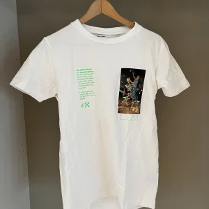 OFF WHITE T-SHIRT  - Riktigt snygg T-shirt från Off white. Knappt använd. Cond 8/10. 