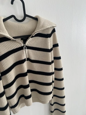 Randig zip hoodie - En super fin stickad randig zip hoodie som är ifrån Lindex, jag säljer den på grund av att den inte längre är min stil 💞 skriv för fler bilder!