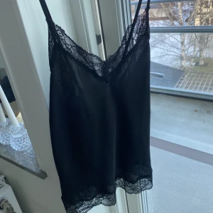 Silkes linne - Jättefint linne från hunkemöller, passar till fest eller sovplagg. Justerbara band där bak. Storlek M 🥰