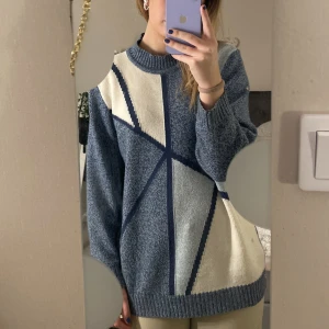 Fin blå sweatshirt  - Jag säljer denna mönstrade blå tröjan 💗bra skick och är från second hand! Stor storlek men passar mig som är xs/s