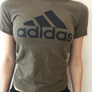 Adidas tshirt - Adidas T-shirt dm för mer info