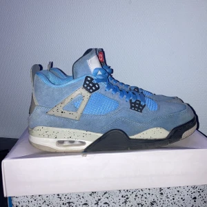 Air jordan 4 ”retro university blue” - säljer mina Jordan 4s då jag helt enkelt tröttnat på dom, det många som kollar när man går med dom här skorna