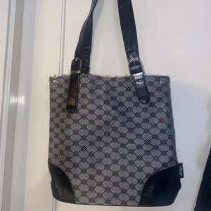 Väska - Väska köpt på second hand för några år sen. Säljer då de inte är min stil. Finns några små fack inuti🤩