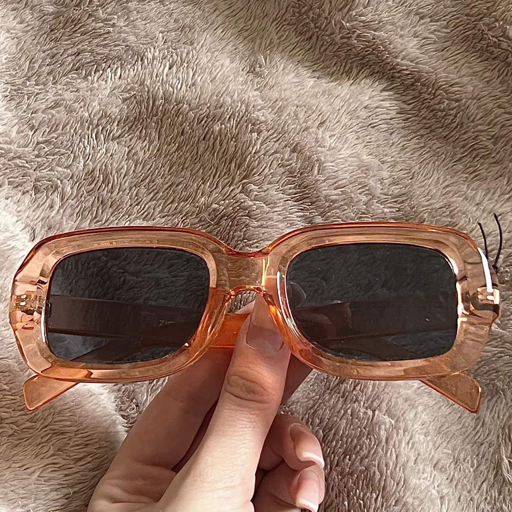 Oanvända solglasögon från asos! Såå snygga 🥰 chimi dupes🫶 använd gärna köp nu!🤍. Accessoarer.
