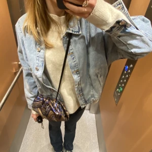 Jeans jacka  - Supersnygg jeansjacka från mango i storlek M!🥰