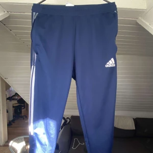 Adidas Joggning byxor - Säljer ett par adidas joggingbyxor jag inte längre använder.  Storlek: 170 Mycket fint skick, knappt använda 