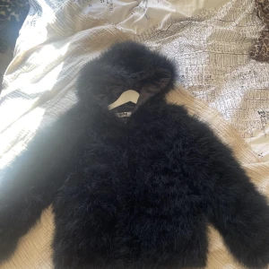 Fjäder jacka!! - Snygg svart jacka!!! Passar till allt och så mysig!!! Nypris ca 1000kr. Så fint med luva!