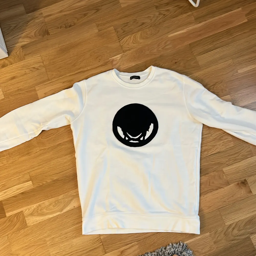 Vit Versace sweatshirt. 10/10 skick. Storlek M men passar också S. Köpt för 8500kr. Hoodies.