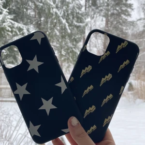 Mobilskal - Säljer dessa mobilskal till iPhone 11🤍  Det med blixtrar är använt (finns lite små repor) och det med stjärnor är oanvänt💞 15 kr styck.