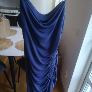 Klänning från Pull&Bear - Underbart vacker klänning från Pull&Bear i storlek L. Den är otroligt fin, lite mer silverblå i verkligheten dock. Har endast testat den och aldrig haft någon användning för den, så alla lappar är fortfarande kvar! 