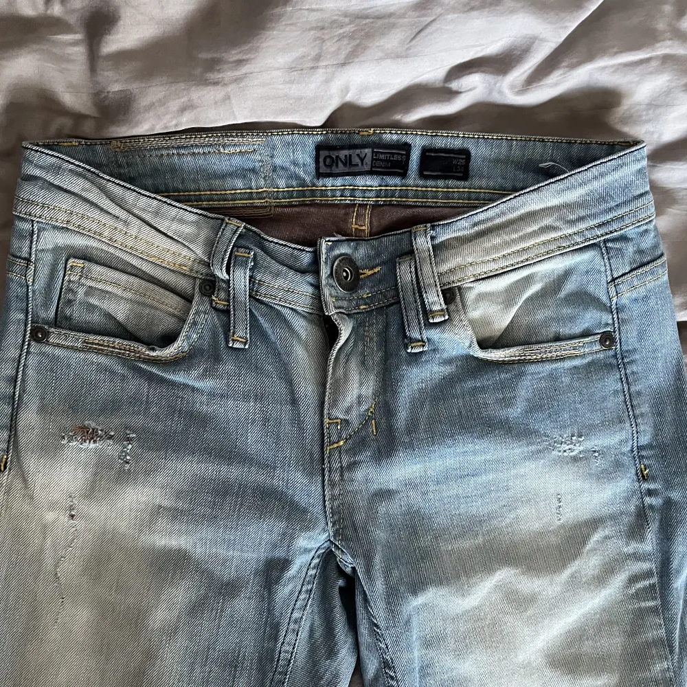 Lågmidjade ljusa jeans från Only. Så fin färg! Passformen är straight/bootcut. Skriv för intresse eller fler bilder💞. Jeans & Byxor.
