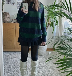 Supersnygg tröja från brandy mellville - Säljer den populära Tate sweater från brandy Melville💕😋 Tyvärr är den inte min stil längre och kommer inte till användning:) skitsnygg tröja i bra skick som passar till kjol och jeans. Storlek one size men den är ganska oversized:) 