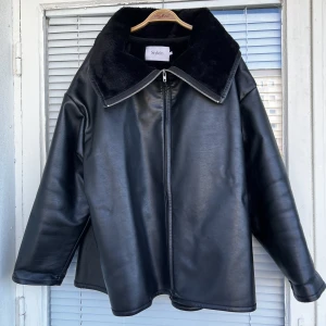 STYLEIN VENLA JACKA - Knappt använd jacka från Stylein i strl: L säljes. Superfint skick då den är måttligt använd. Jackan är gjord på vegansk läder och är slutsåld överallt. Upplevs som en one size beroende på hur man vill stylea den. Vid snabb affär kan priset diskuteras. 