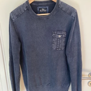 Y2k tröja  - Säljer denna vintage tröja som ger Y2k vibes! Storlek M och rkt fet! Fint skick och ovanlig tröja