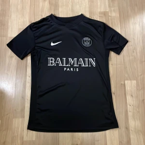 Psg balmain tröja - Detta är en väldigt sällsynt psg tröja av märket Nike och balmain
