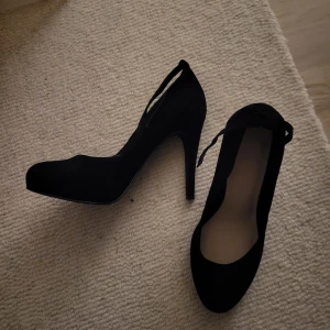 Pumps stl 39 - Pumps stl 39. Fint skick. 11cm hög klack