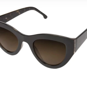 Komono solglasögon  - Modell  The Phoenix Nypris 650:-  Aldrig använda, fodral medföljer 