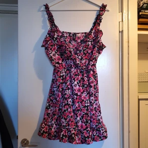 Kort jumpsuit/klänning - Kort jumpsuit, ser mer ut som en klänning men har ben under kjolen. Knappt använd, nyskick. 