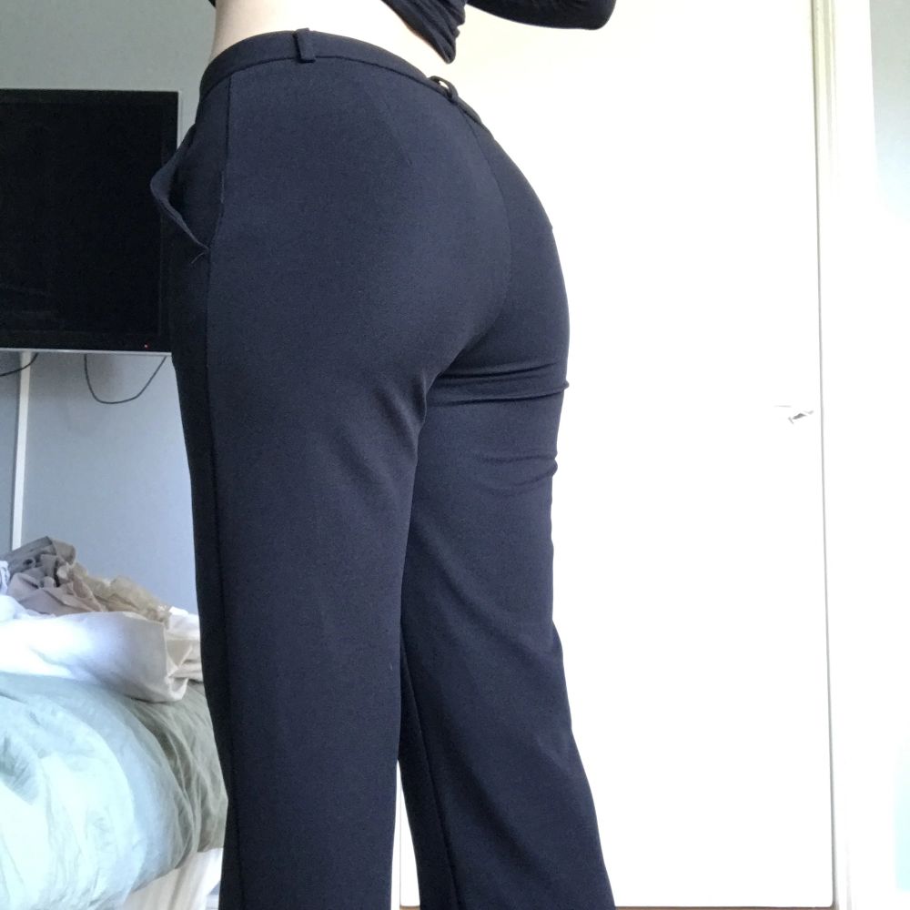 Säljer mina svarta lågmidjade kostymbyxor. (Dem sitter bra på mig som är 175cm) skriv om ni vill ha fler bilder . Jeans & Byxor.