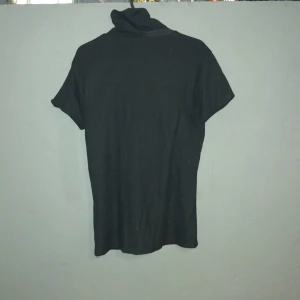 Turtle neck, T-shirt  - Storlek 42/44, använd, lite tajt 