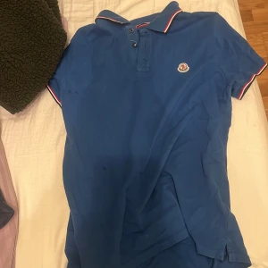 Monclar piké till salu köpt på nk orginal pris 2600 mitt pris 1500 Stolek L - Köpt nk för 2600 säljer därför den ör för stor 