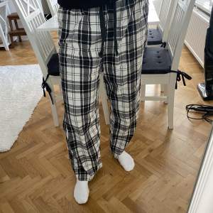 Pyjamasbyxor från HM herr, passar perfekt på tjej S/M för loose fit🤩