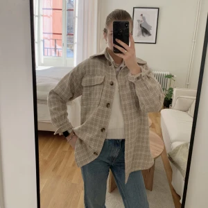 Tunn jacka  - Säljer denna fina tunna jacka från hm. Är i en längre modell och oversized, perfekt över en hoodie eller liknande. Knappt använd!