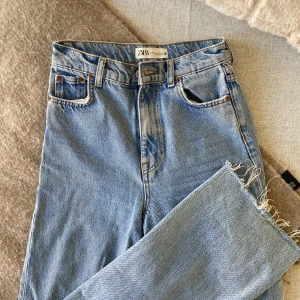 Högmidjade jeans från Zara - Säljer mina jeans från Zara, använda men inget som syns! Högmidjade och långa! Skicka privat för fler bilder 🤍