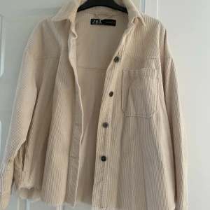 Overshirt - Vårjacka i manchester från zara. Storlek M pris 200kr, skriv för mer info.