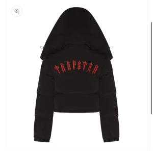 Trapstar jacka  - Hej!  Säljer min fina trapstar jacka som är helt ny. Säljer då jackan inte var min smak av stil. Har kvitto och prislappen kvar!   Inte intresserad av att byta❗️Hör gärna av dig för mer information eller bilder🫶🏼