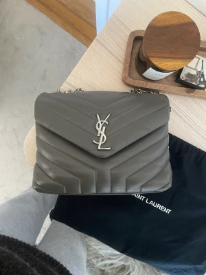 Ysl väska  - Intressekoll på min älskade ysl väska! Köpt på Vestiaire januari 2022, dustbag finns💕 Skicket är bra men använt, skriv privat för mer frågor eller bilder🫶🏻