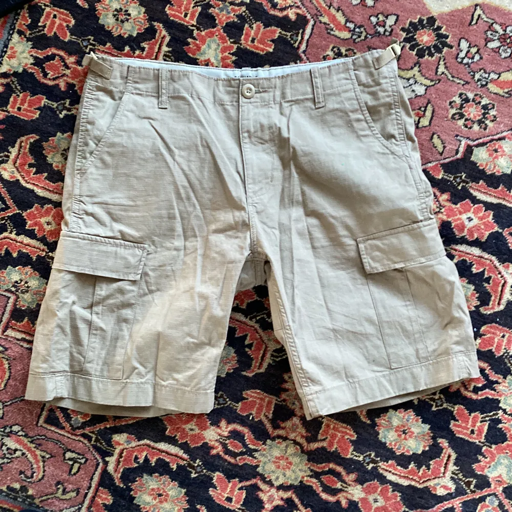 Jettefint Carhartt Cargo Shorts.  Köpte dem men för stora. De är perfekta för sommaren och i mycket bra skick 8/10. De har bara två små fläckar framtill och en på baksidan men du kan inte se dem. Meddela mig om priset :). Shorts.