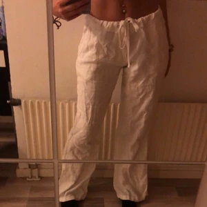 Linnebyxor  - Jättefina linnebyxor, passar mig som är 165 ish och då är dom så långa så dom precis går över skorna. Midraise. 