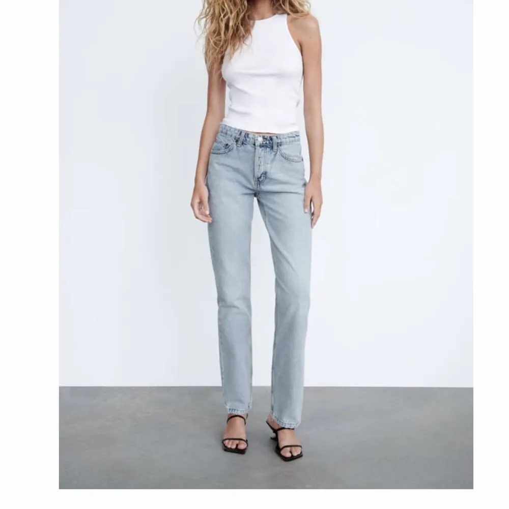 Superfina miderise jeans från zara💗 Använda en del men i bra skick. Säljer i en färg till, finns i min profil🫶🏼. Jeans & Byxor.